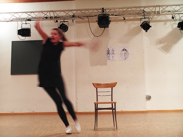 Monolog: Frau fliegt wie von Aussen bewegt nach links durch den Raum