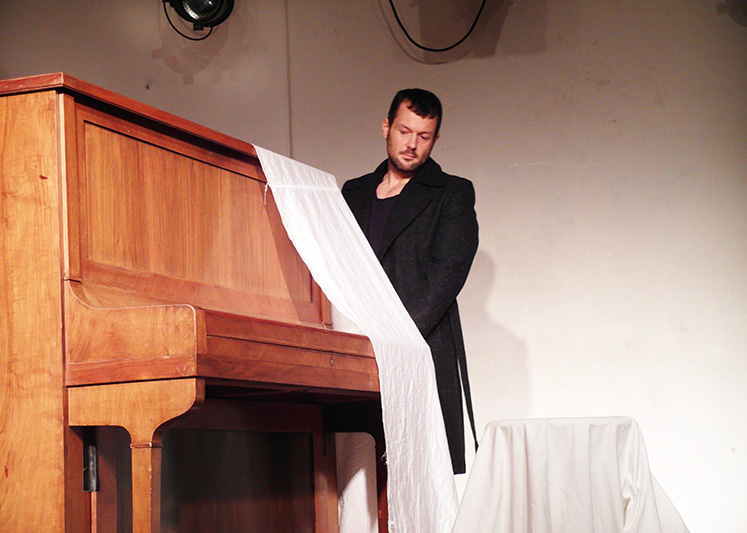 Monolog: Mann zieht Tuch langsam von Klavier