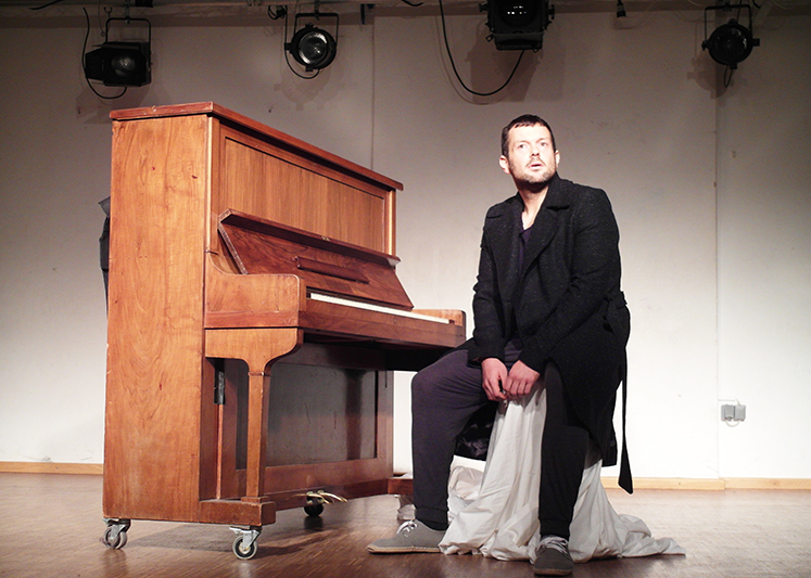 Monolog: Mann sitzt mit offenem, weichem Blick vor Klavier